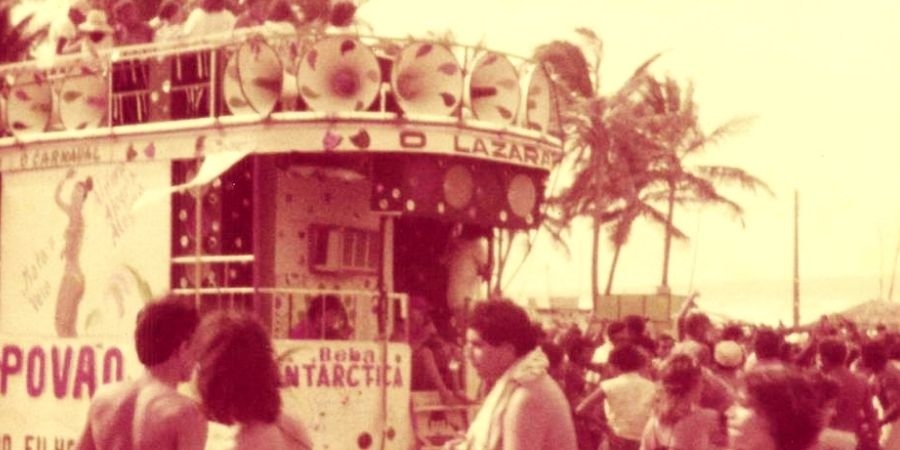 TRIO ELÉTRICO LAZARÃO, praia de Majorlândia.  Acervo Pedro Jorge Vieira